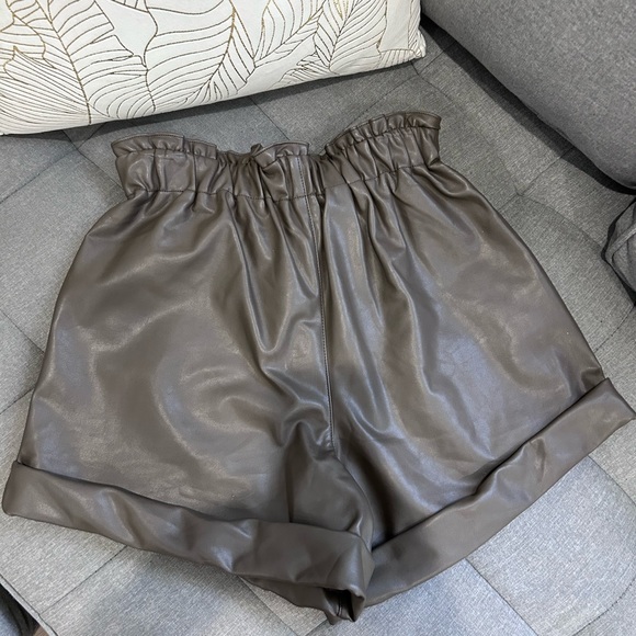 💥PRICE⬇️ 
ABERCROMBIE & FITCH • High Waisted Faux Leather Shorts•Olive Green •M - Picture 2 of 12